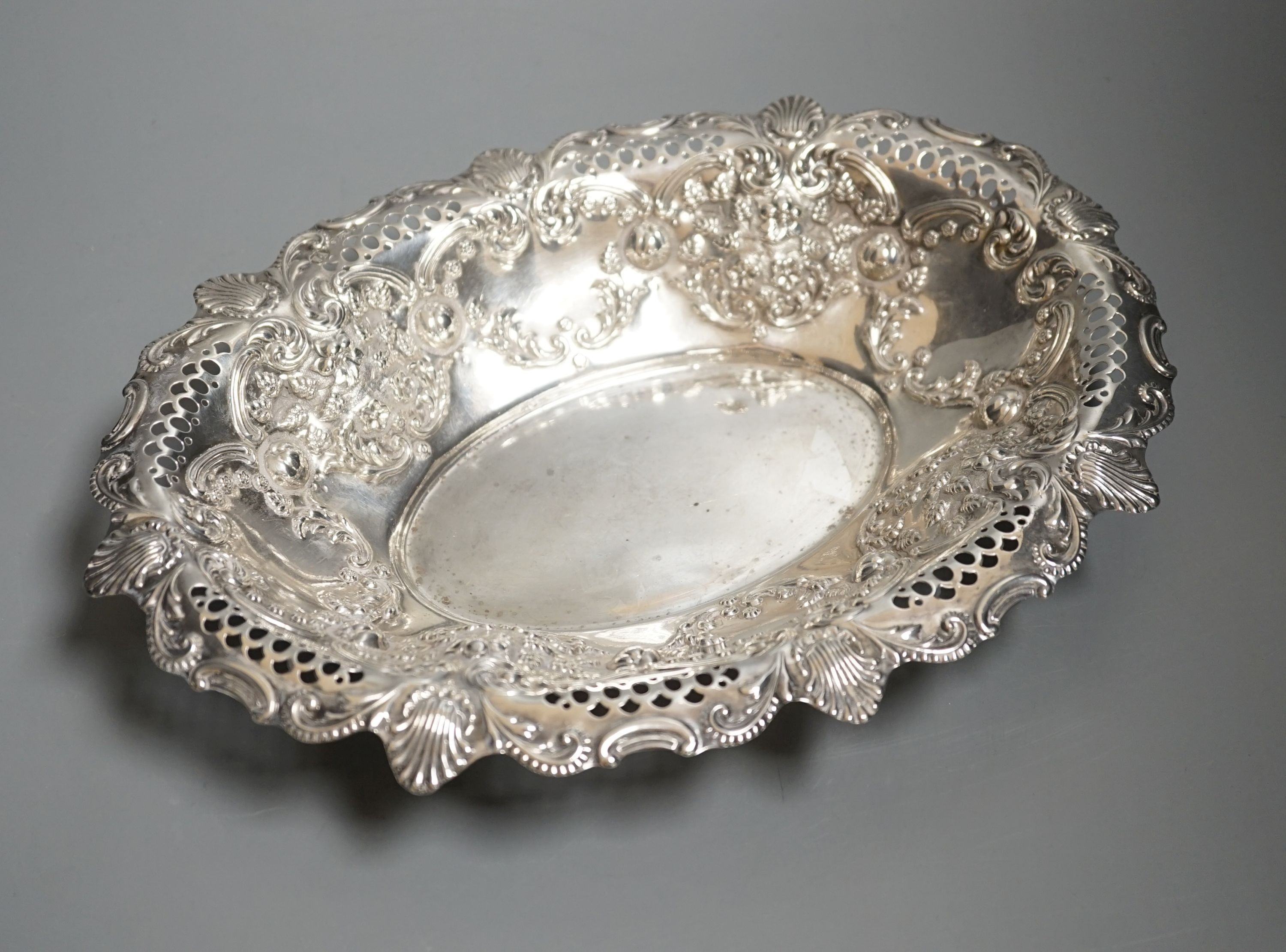 An Edwardian pierced silver oval dish, Birmingham, 1904, 30.8cm, 10.5oz.